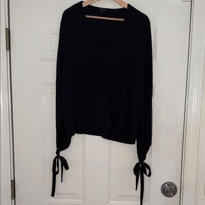 Banana Republic Black V-Neck Tie-Sleeve Jersey Top. Size L